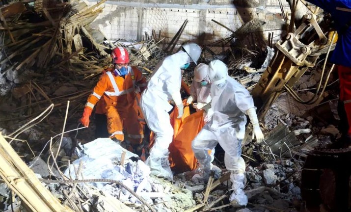 Se derrumbó una escuela en Indonesia: asciende a 53 el número de muertos | Internacionales