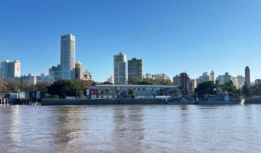 Intensa búsqueda en el río Paraná: un hombre cayó al agua frente al Monumento a la Bandera | Actualidad