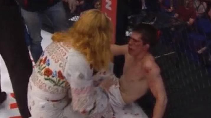 Sufrió un brutal nocaut y tras la pelea su madre lo abofeteó en el rincón | Curiosidades