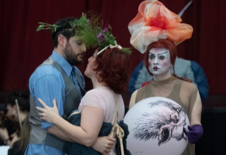 "Dido y Eneas", una ópera de emergencia que se ensayó escudos policiales, vallas y gas pimienta | Espectáculos