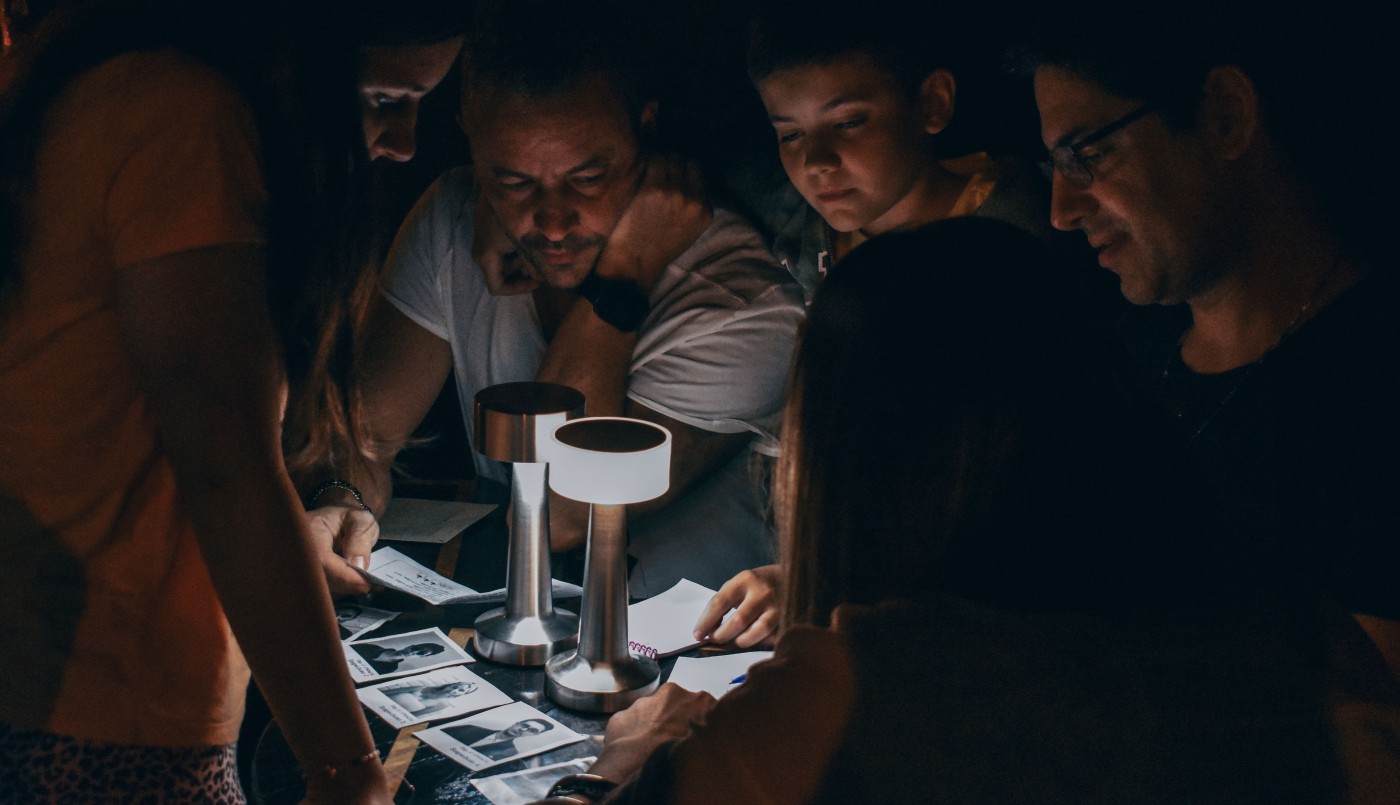 "¿Quién asesinó a Beatriz?": la primera obra inmersiva que combina el teatro y el mundo de las salas de escape | Espectáculos