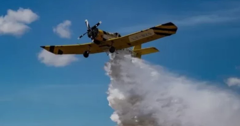 Córdoba: Un bombero resultó herido por la descarga de un avión hidrante en los incendios de la Quebrada del Condorito | Actualidad