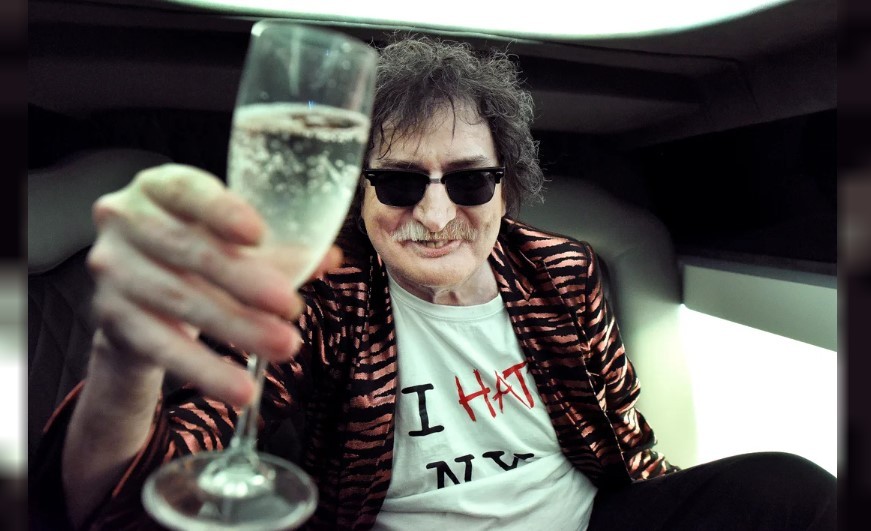 Fanáticos de Charly García se convocan en la puerta de su casa para celebrar su cumpleaños | Espectáculos