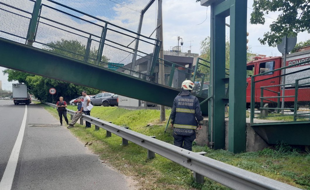 Se derrumbó un puente sobre la colectora de General Paz | Actualidad