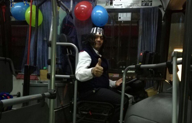 El chofer que convirtió el colectivo en un salón de fiestas para celebrar su cumpleaños | Curiosidades
