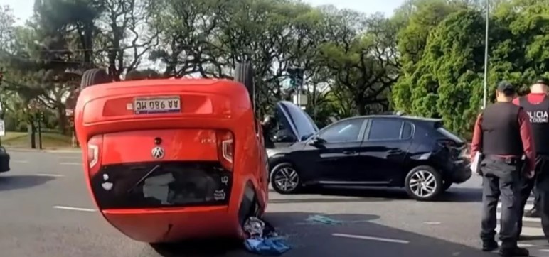 Una mujer resultó herida por el choque y vuelco de su auto frente al Jardín Japonés | Actualidad