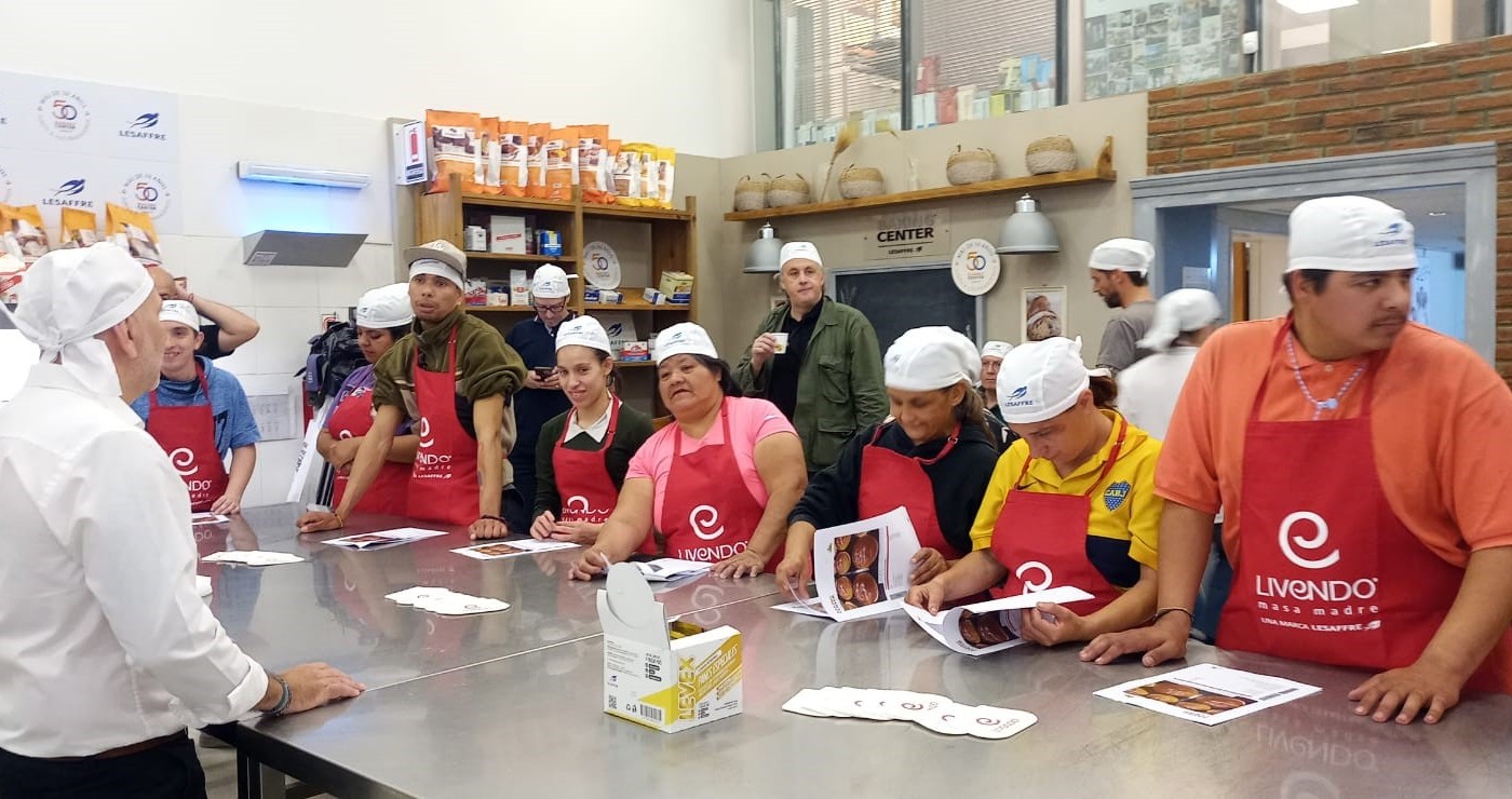 ¿Una nueva vida gracias al pan? El taller de panadería artesanal para personas en situación de calle | Actualidad