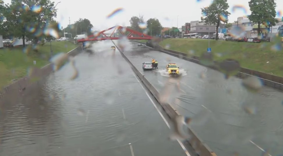 Tragedia en medio del temporal: un taxista murió descompensado en la General Paz | Actualidad