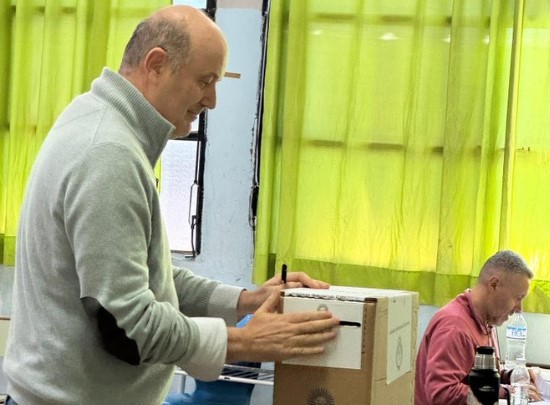 Sturzenegger fue a votar y a la salida lo increparon: "¡Ladrón!" | Política