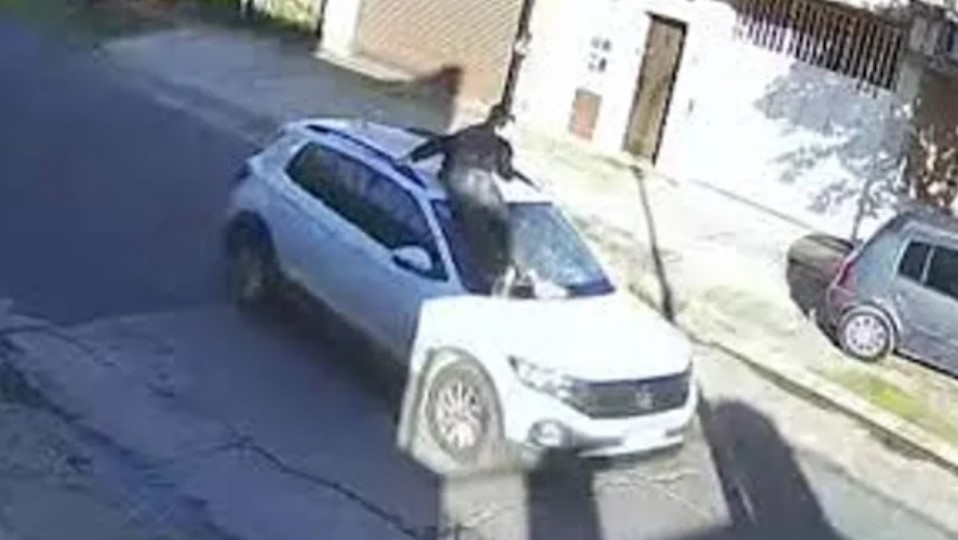 Inhabilitaron a la conductora que arrastró a un joven tras un choque en la vía pública | Actualidad