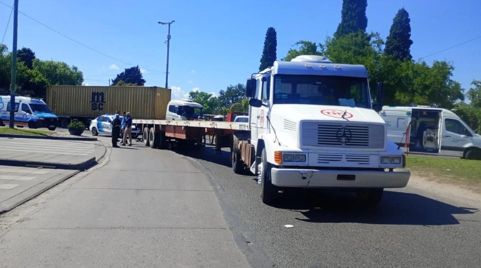 Accidente fatal en La Plata: un motociclista murió tras chocar contra un camión | Actualidad