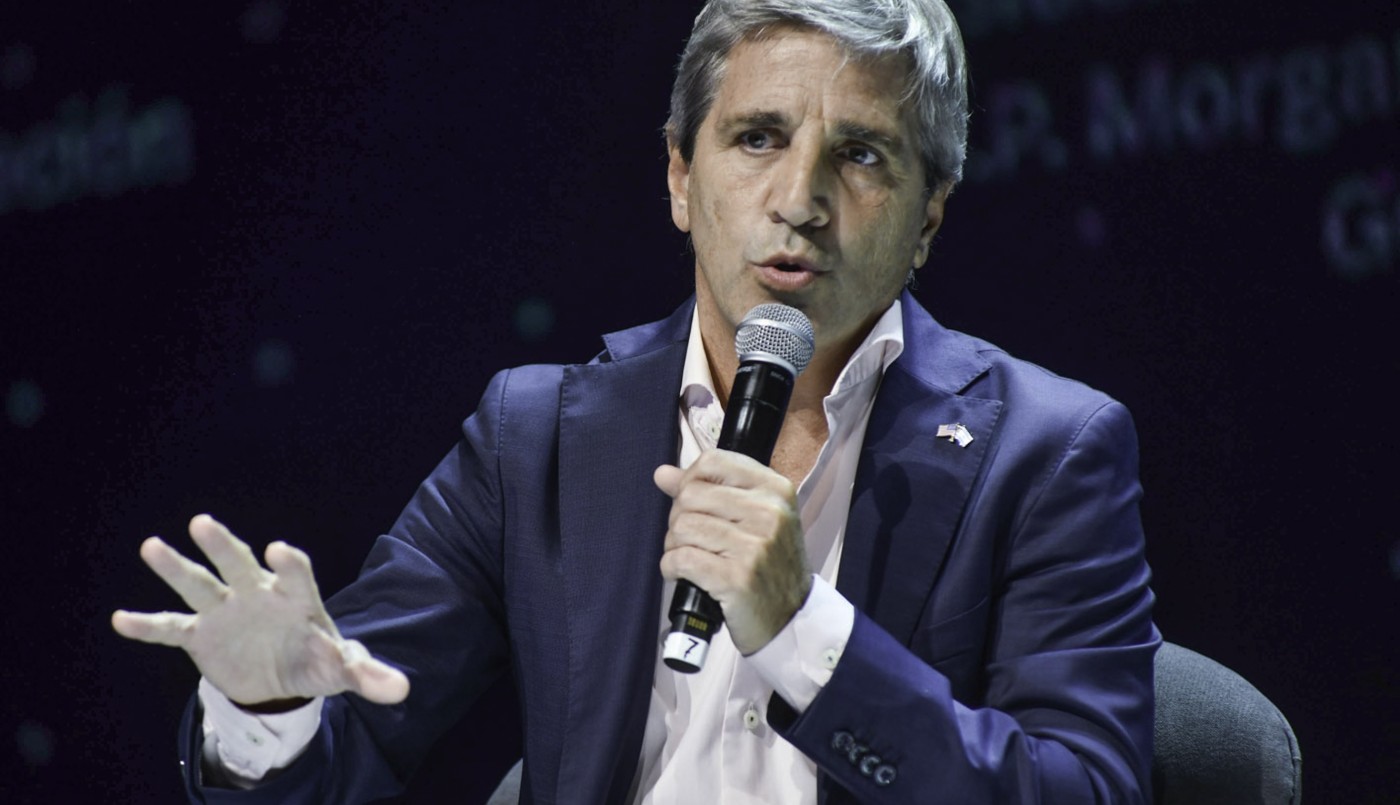 Caputo respaldó el sistema de bandas: "Andá a dormir tranquilo, con el dólar no va a pasar nada" | Economía