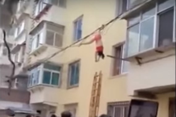 Terror en China: una mujer se cayó por la ventana y quedó colgada de cables de electricidad | Curiosidades