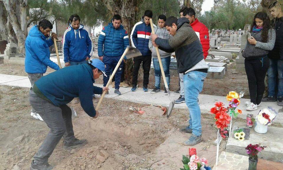 La familia que llegó al cementerio y tuvo que cavar la fosa de su ser querido | Curiosidades