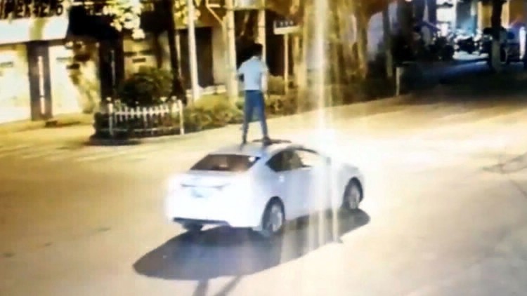 Locura viral: un hombre borracho viajó seis cuadras en el techo del auto | Curiosidades