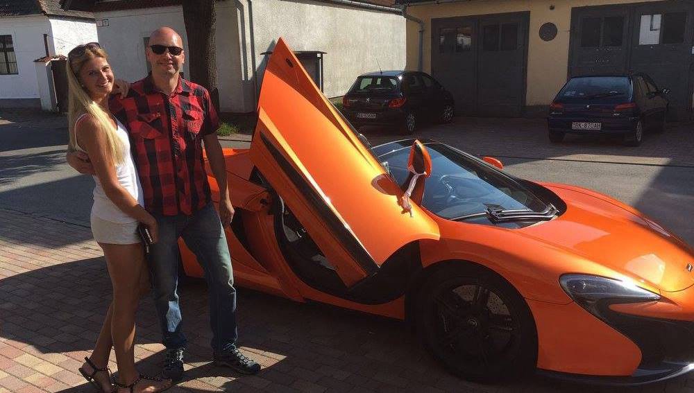 Un burro confundió un auto de alta gama naranja con una zanahoria e intentó comérselo | Curiosidades