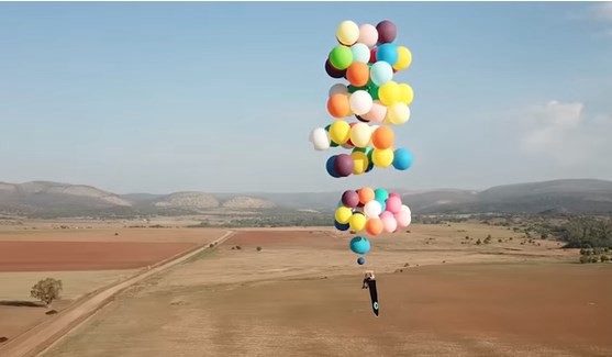 El inglés que imitó la película "Up" y voló con 100 globos de helio | Curiosidades