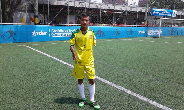 La historia del jugador al que le falta un brazo y llegó a jugar a la Primera de Colombia | Deportes