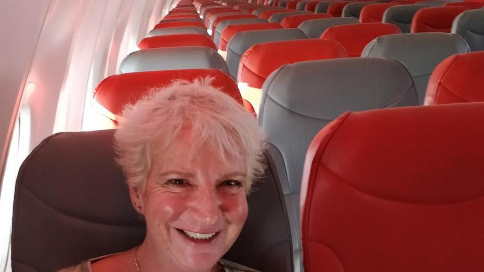 La increíble historia de la mujer que viajó sola en un vuelo comercial | Curiosidades