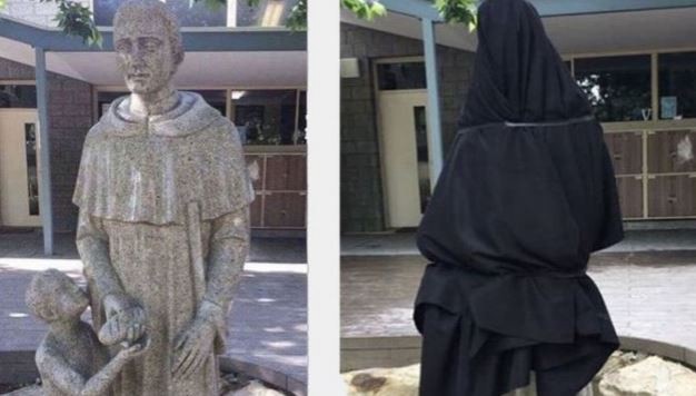 El extraño motivo por el que taparon una estatua en una escuela católica de Australia | Curiosidades