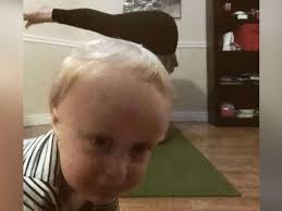 El photobomb más tierno: se filmaba haciendo yoga, pero su bebé la eclipsó | Curiosidades