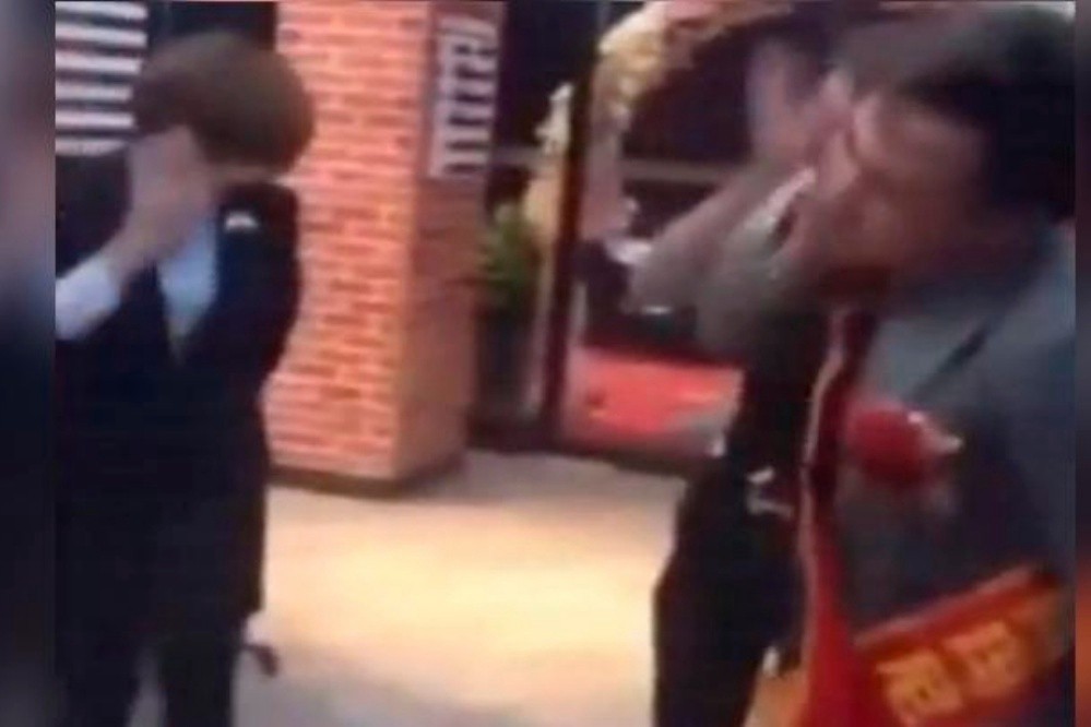 China: en una peluquería obligan a los empleados a autoagredirse cuando no cumplen los objetivos | Curiosidades