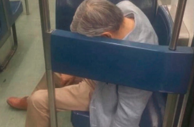 Un hombre murió mientras viajaba en subte y los pasajeros creyeron que estaba dormido | Curiosidades