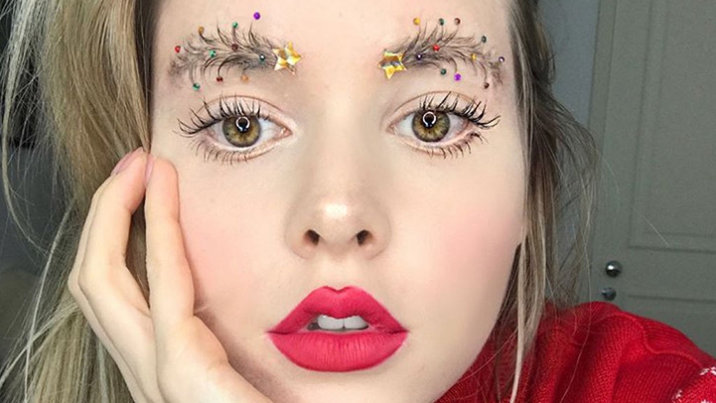 La increíble moda de las chicas que arman arbolitos de Navidad en sus cejas | Curiosidades