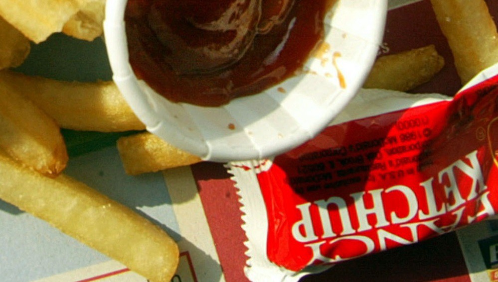 Pasó 6 años con problemas gástricos hasta que le descubrieron dos sobres de ketchup en el estómago | Curiosidades