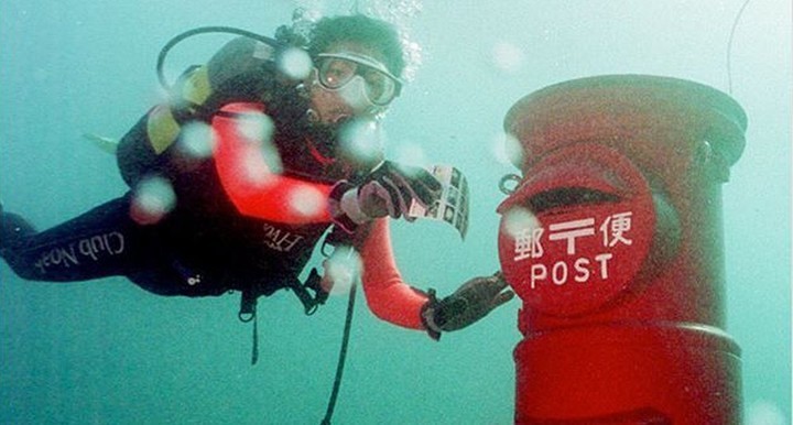 Un buzón sumergido en el mar recibe más de mil paquetes al año | Curiosidades