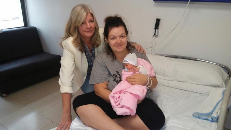 Fue al hospital por un dolor de panza y terminó dando a luz a una nena de casi 3 kilos | Curiosidades