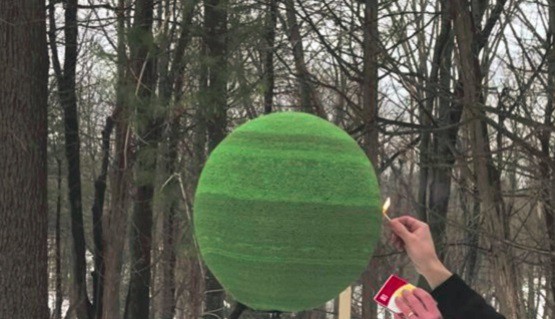 Construyó una increíble esfera con 42.000 fósforos y luego la quemó | Curiosidades