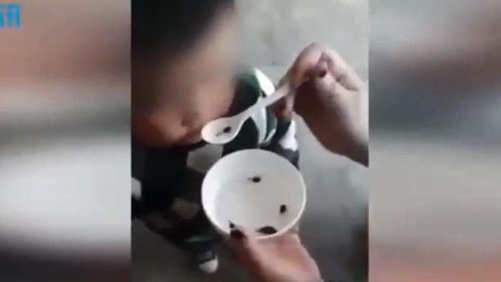 Polémica en las redes: una madre alimenta a su hijo con renacuajos vivos | Curiosidades