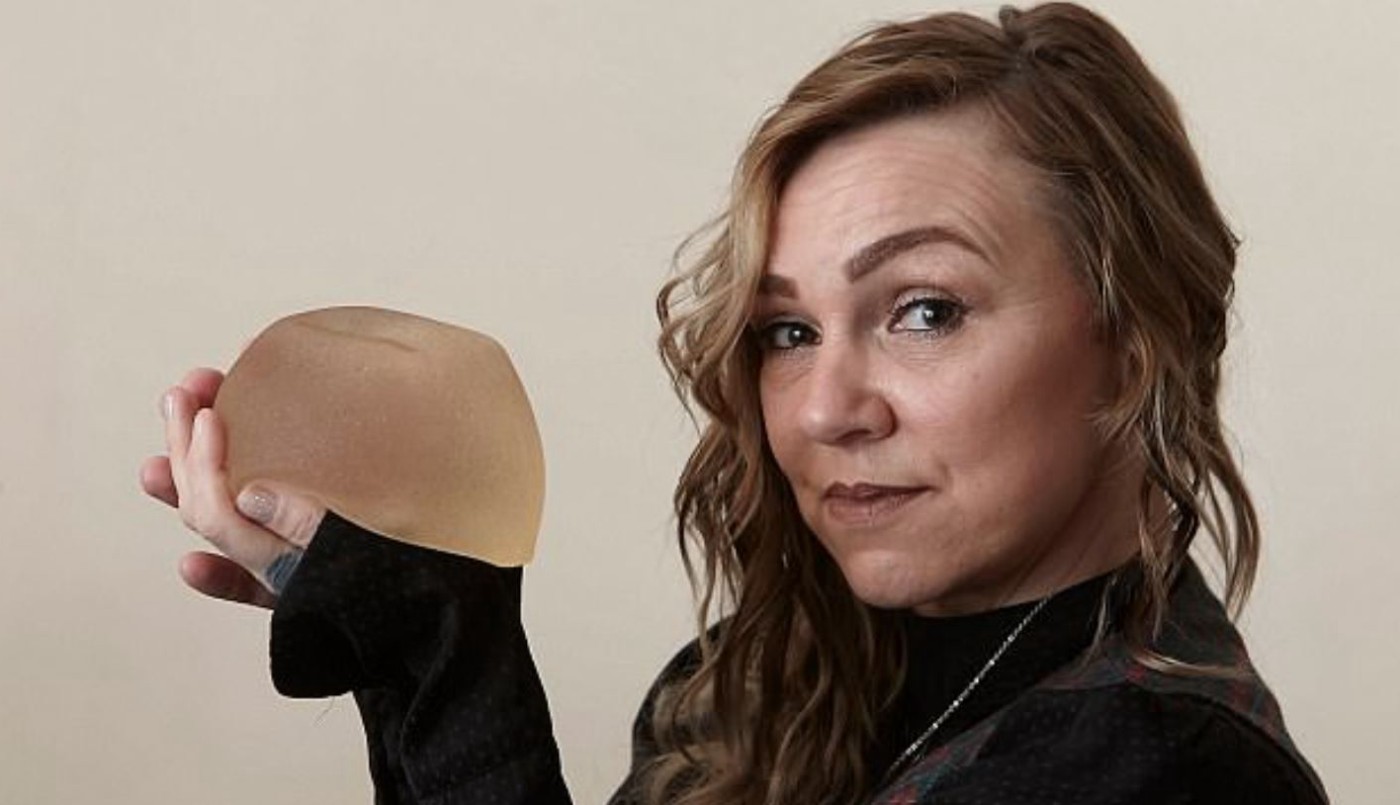 Desesperada y deprimida, una mujer se quitó los implantes mamarios con un tutorial de Youtube | Curiosidades