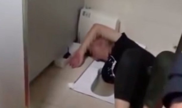 Se le cayó el celular al inodoro, intentó recuperarlo y se queda atascado | Curiosidades