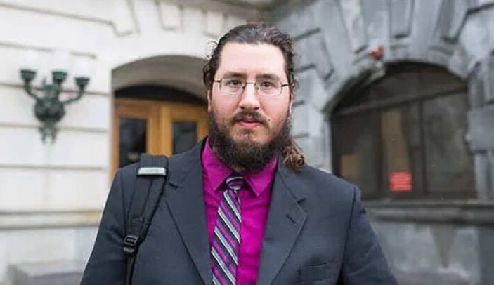 El millennial que fue desalojado de la casa de sus padres llamó a la policía por unos legos | Curiosidades