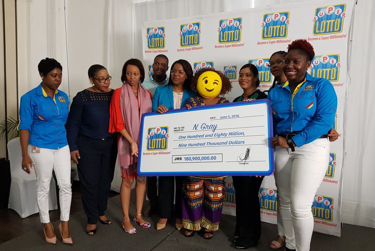 Ganó un premio millonario en la lotería y fue a buscar la plata con una careta | Curiosidades