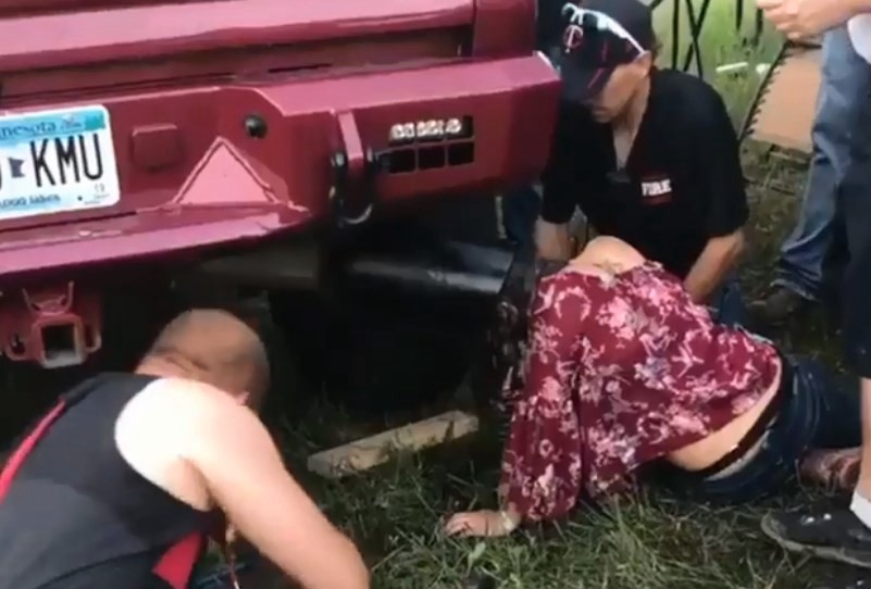 La chica que quedó atrapada en el caño de escape de un auto | Curiosidades