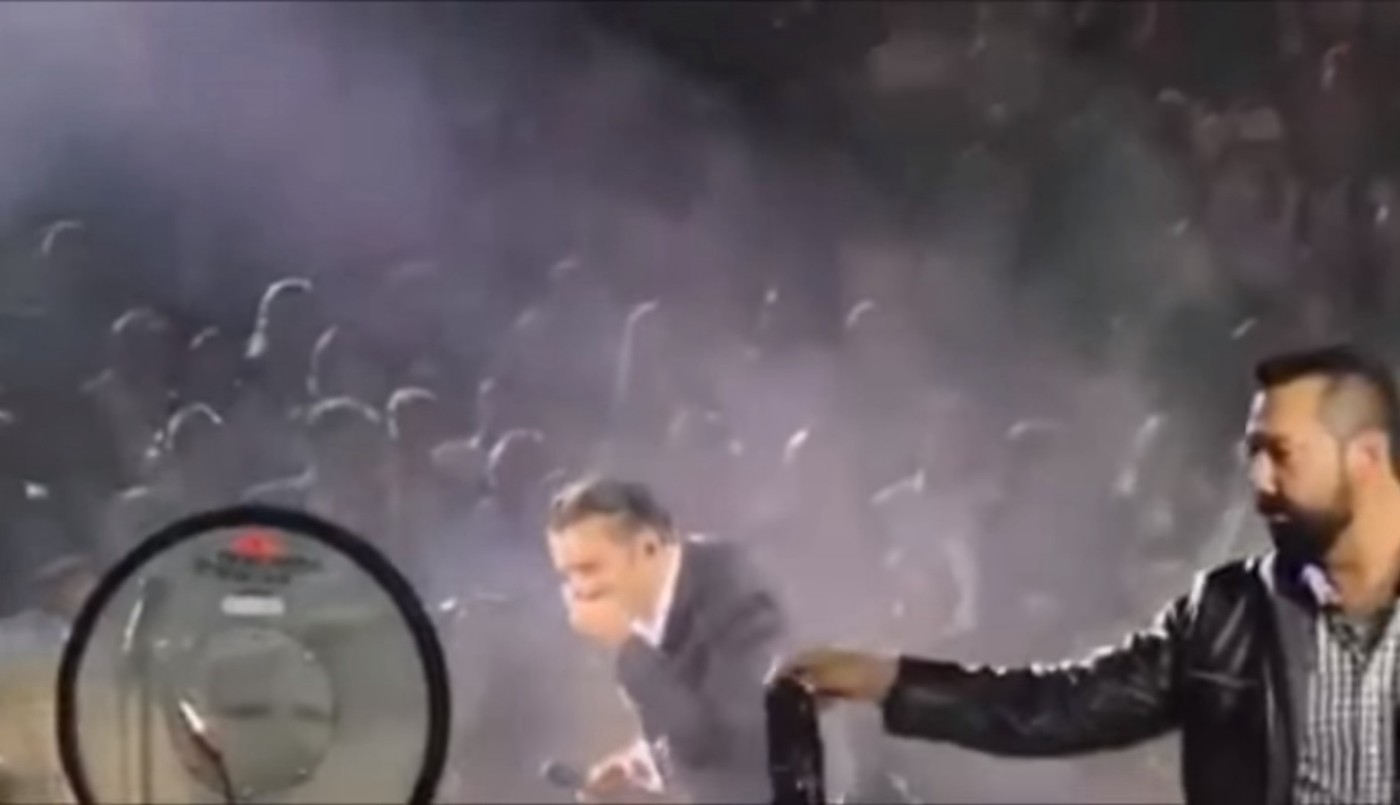 Papelón en el escenario: el cantante Alejandro Fernández casi vomita en pleno show | Espectáculos