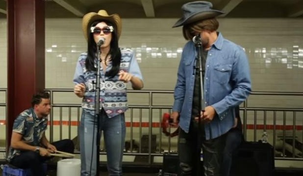 Miley Cyrus se disfrazó y revolucionó el subte de Nueva York junto a Jimmy Fallon | Espectáculos