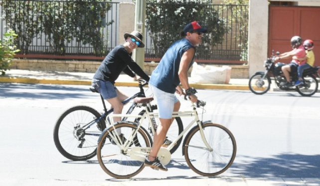 Fanático de la bicicleta, Carlos Vives salió a pedalear por las calles de San Juan | Espectáculos