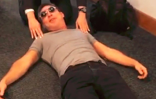 ¿Qué le pasó a Adrián Suar?: fue atendido en el aeroparque por una azafata | Espectáculos