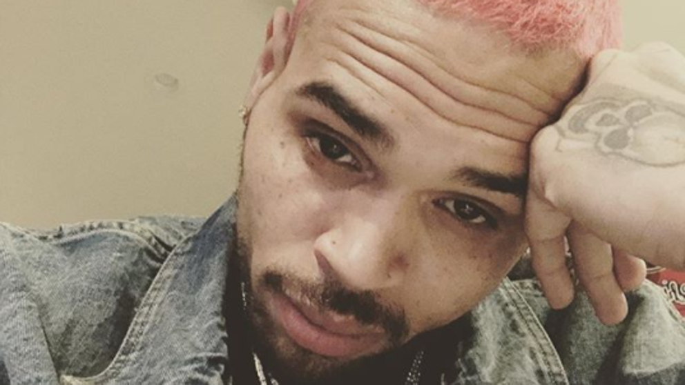 Escándalo por una foto de Chris Brown ahorcando a una mujer | Espectáculos