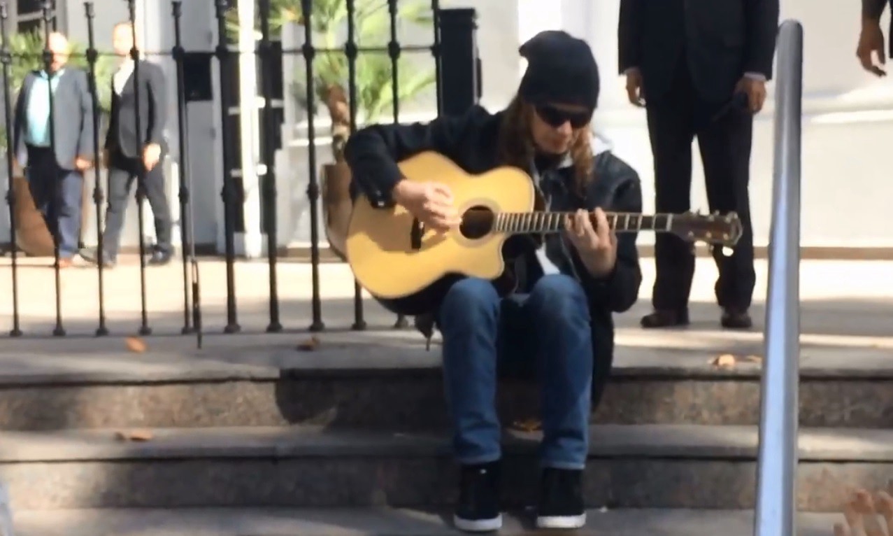 Líder de Megadeth está de vacaciones en Mendoza y tocó para un grupo de fans | Espectáculos