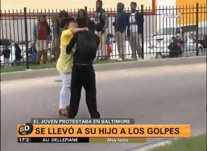Baltimore: Madre saca a su hijo de disturbios a los golpes | Internacionales