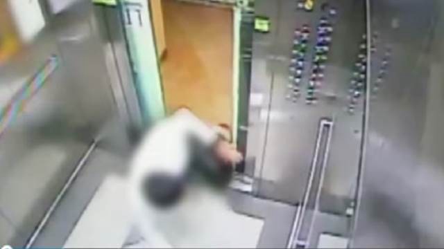 Un ascensor casi lo corta por la mitad | Internacionales