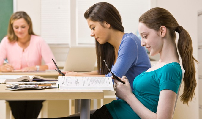 Prohibir los teléfonos móviles en los colegios mejora los resultados escolares | Internacionales