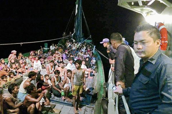 Migrantes se enfrentan con hachas en barco varado en Indonesia: 100 muertos | Internacionales