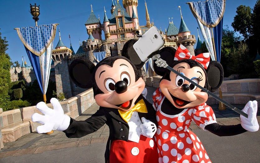 Disney se suma a la prohibición de los "selfie sticks" por cuestiones de seguridad | Internacionales