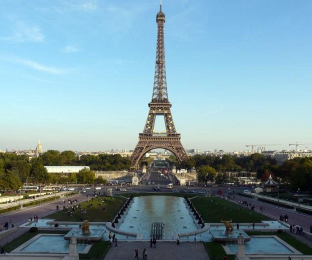 Cerraron la torre Eiffel por una invasión de "pungas" | Internacionales